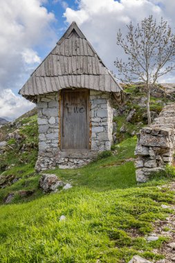 Lukomir, Konjiç, Bosna-Hersek. Bosna-Hersek dağlarındaki taştan ek bina.