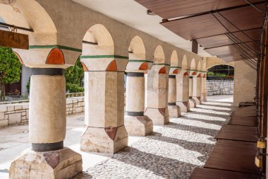 Travnik, Orta Bosna, Bosna-Hersek. Travnik 'teki Boyalı Cami' nin dışındaki kemerli sütun..