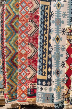 Mostar, Hersek-Neretva, Bosna-Hersek. Mostar 'da bir pazarda satılık renkli dokuma halılar..