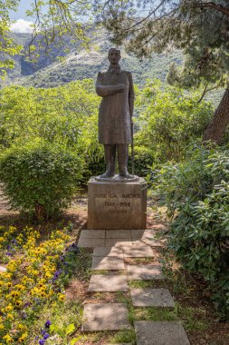 Mostar, Hersek-Neretva, Bosna-Hersek. Mostar 'daki bir parkta Aleksa Santik Anıtı.