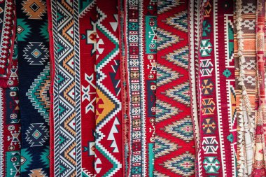 Mostar, Hersek-Neretva, Bosna-Hersek. Mostar 'da bir pazarda renkli dokuma halılar.