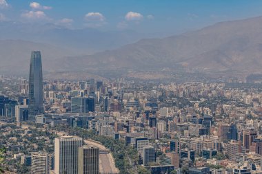 SANTIAGO, ŞİLİ - Gran Torre Santiago ve finans bölgesi