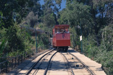 SANTIAGO, ŞİLİ - HAZİRAN 2026: San Cristobal Funicular 'ın kırmızı ahşap arabası