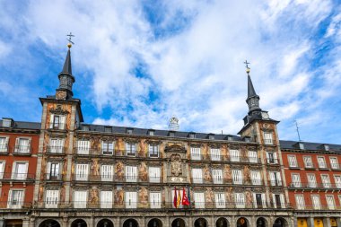 Madrid, İspanya - 02 Şubat 2026. Panaderia 'nın ana cephesi, Plaza Belediye Başkanı' ndaki ikiz kuleleriyle geniş bir görüş alanına sahip.