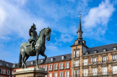 Madrid, İspanya - 02 Şubat 2026. Panaderia Meydanı 'ndaki Casa de la Panaderia cephesinin ayrıntılı görüntüsü.