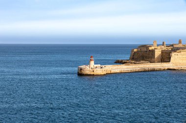 St. Elmo Deniz Feneri 'nin geniş bir manzarası ve Malta' daki derin mavi Akdeniz 'e karşı tarihi taş takviyeleri.