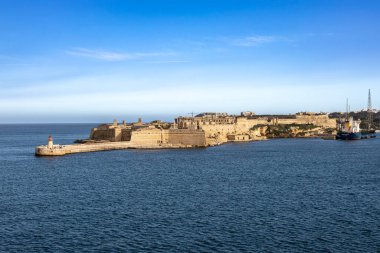Valletta, Malta - 3 Şubat 2026: Grand Harbour girişindeki Ricasoli Dalgakıranı ve deniz fenerinin manzarası