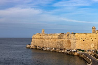 Valletta, Malta - 3 Şubat 2026: Akdeniz kıyısı boyunca Valletta 'nın büyük kireçtaşı kaleleri