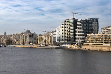 Sliema, Malta - 3 Şubat 2026: Su üzerinde modern apartman binaları ve Tigne Point tahkimatları