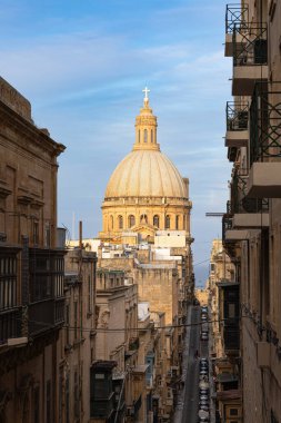 Valletta, Malta - 3 Şubat 2026: Dar bir caddeden Carmel Dağı 'ndaki Meryem Ana Bazilikası' nın görüntüsü