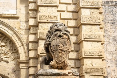 Mdina, Malta - 4 Şubat 2026: Mdina Ana Kapısı 'nda bir kalkan tutan taş aslan heykeli