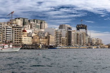 Sliema, Malta - 05 Şubat 2026: Modern apartmanlar ve tarihi kiliselerin karışımından oluşan yoğun nüfuslu Sliema kıyısı