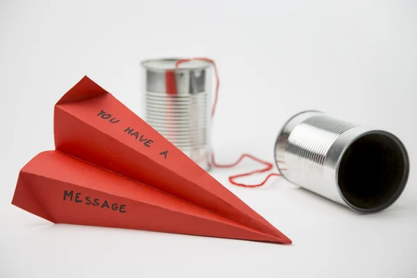 basit bir iletişim için kutu ve kağıt uçak