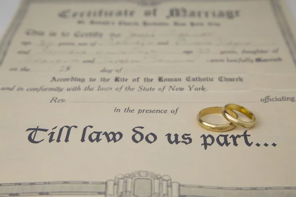 Hukuk bizi ayırana kısmı sertifika evlilik ve halkalar