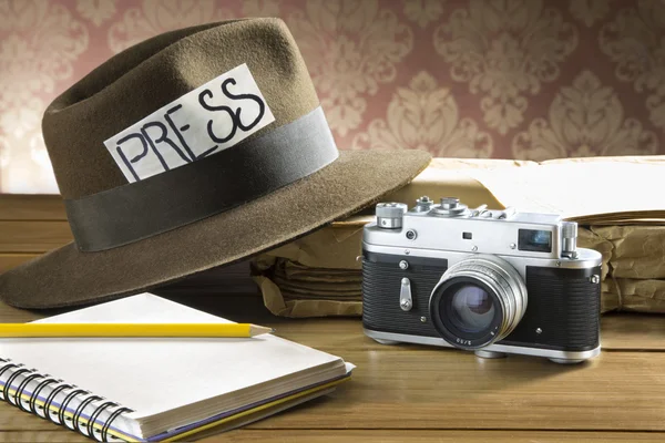 Vintage reporter fedora hat kamera — Stockfoto