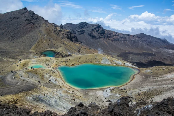 Tongariro alpenüberquerung - smaragdgrüne seen in neuseeland — Stockfoto