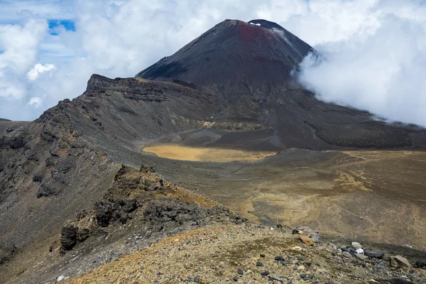 Kilátás nyílik a Mount Ngauruhoe (aka Mt végzet) és a Dél-kráter a Tongariro alpesi átkelés, Új-Zéland — Stock Fotó