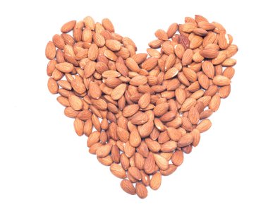 Beyaz arkaplanda badem fıstığı