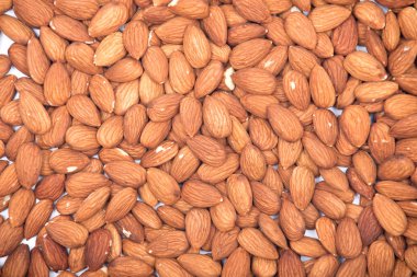 Beyaz arkaplanda badem fıstığı