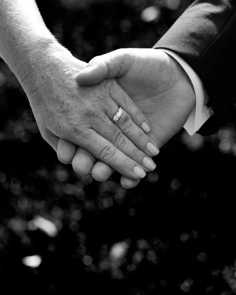 Duas mãos, casamento — Fotografia de Stock