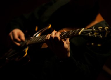 caz gitar çalan