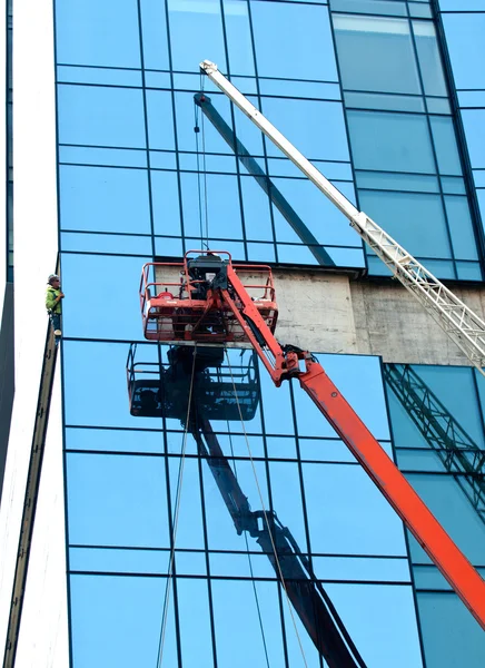 Venster installatie op wolkenkrabber — Stockfoto