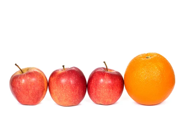 Cuatro manzanas rojas y naranja — Foto de Stock