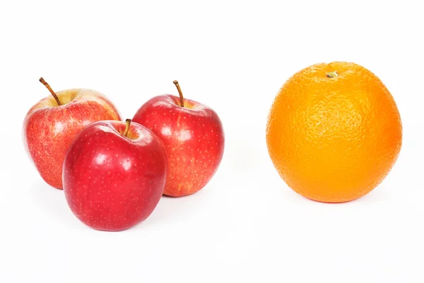 Tres manzanas rojas y naranja — Foto de Stock