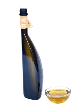 Sızma zeytinyağı kase ve yeşil şişe