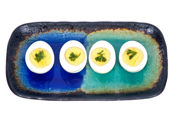 Plaka üzerinde maydanoz ile haşlanmış yumurta