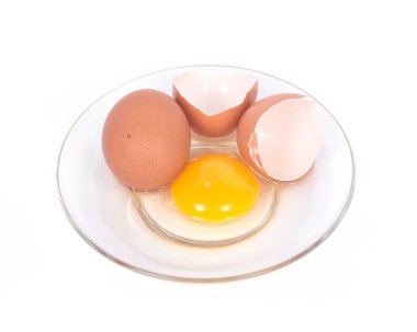 Plaka üzerinde kahverengi yumurta kırık