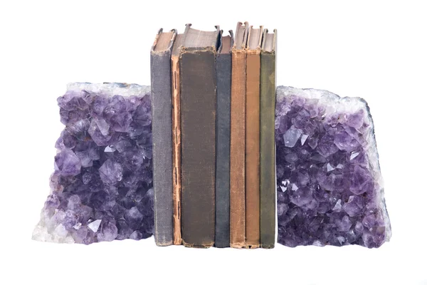 Quarz lila edelstein amethyst und vintage bücher — Stockfoto