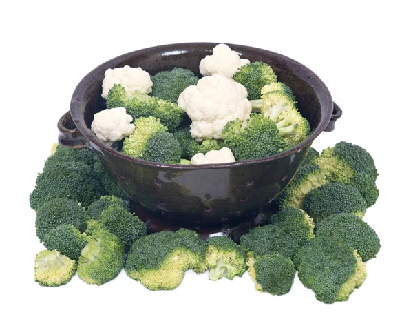 Brócolos orgânicos e couve-flor em tigela de baga — Fotografia de Stock