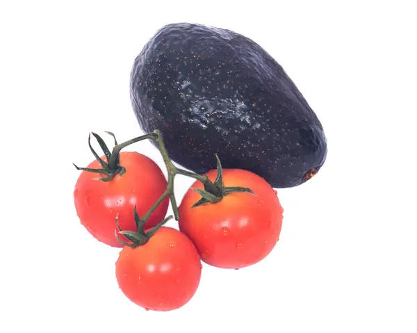 Aguacate orgánico maduro y tomates — Foto de Stock