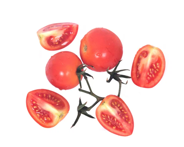 Tomates en rodajas orgánicos maduros con gotas de agua — Foto de Stock