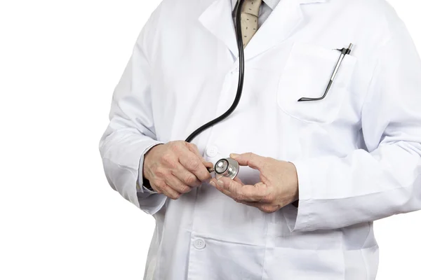 Закрыть вид спереди на доктора, регулирующего свой стетоскоп — стоковое фото