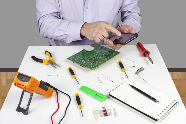 Elektronik test mühendisi akıllı telefonuyla işten ayrıldı