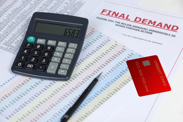 Carta de demanda final en un escritorio con una tarjeta de crédito y una calculadora —  Fotos de Stock