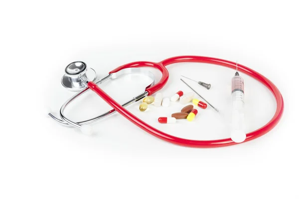 Stetoskop czerwony z strzykawką podskórną i igieł na blacie — Zdjęcie stockowe