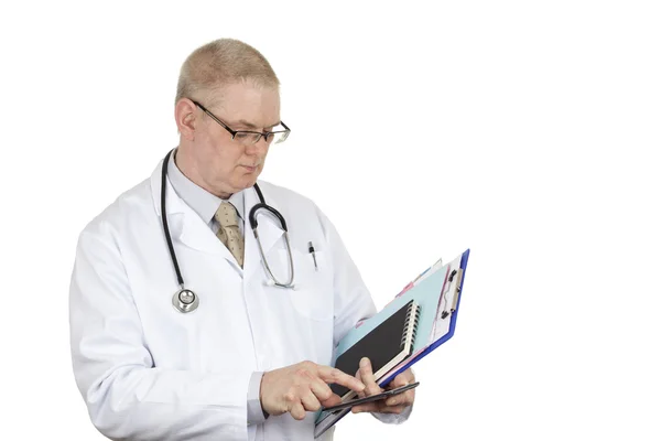 Doctor usando gafas y estetoscopio mensajes de texto en su teléfono — Foto de Stock