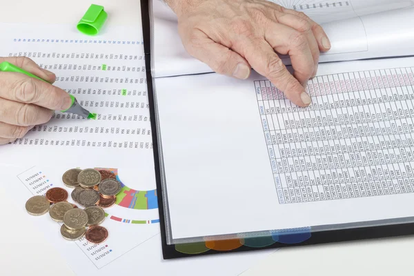 Bazı satış defterlerine atıfta bulunan masa çaprazında finansör