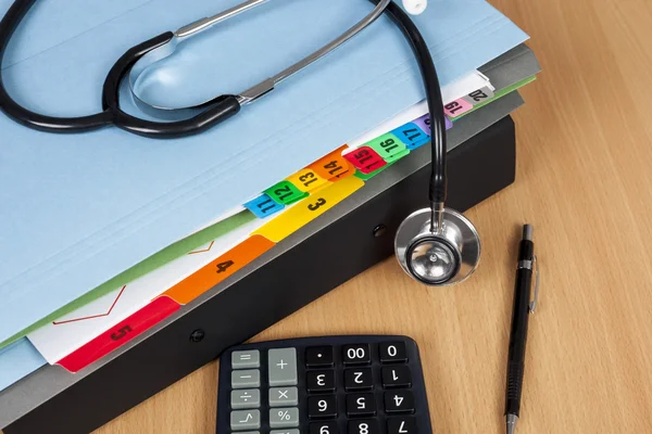 Stethscope hastane hasta kayıtları bir yığın üzerinde döşeme