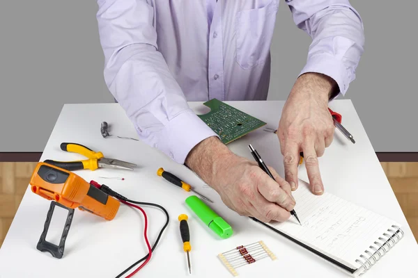 Devre test sonuçlarını yazan elektronik test mühendisi 