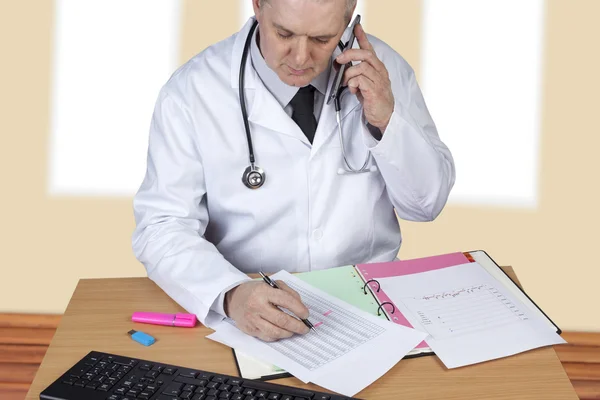 Doktor z stetoskop wokół szyi rozmawia na jego telefon — Zdjęcie stockowe