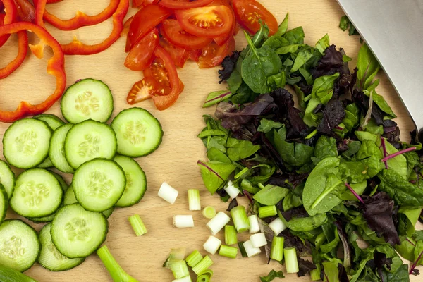 Plan ci-dessus d'oignons fraîchement hachés, de tomates et de salade de feuilles — Photo