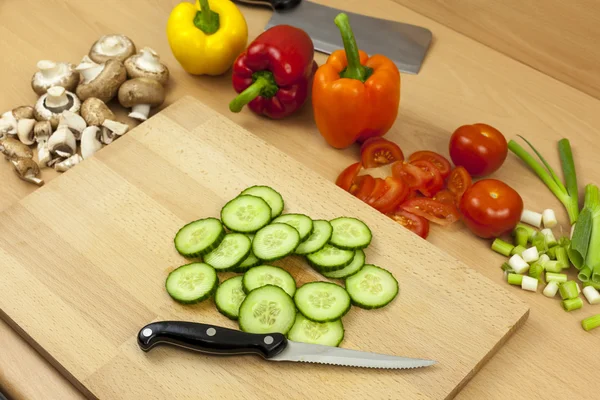 Ahşap doğrama tahtası üzerinde İngilizce salatalık taze dilimlenmiş