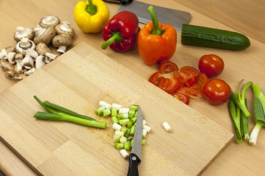 Bazı üstünde tepe-in taze döşeme bıçak salata soğan kıyılmış