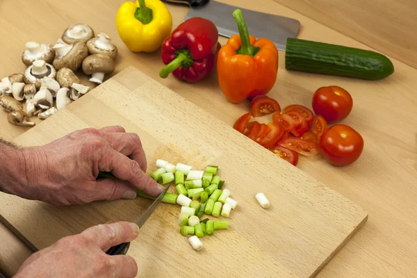 Biraz salata soğan doğrama bir şefler elinde yakın çekim