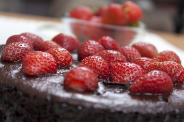Çikolatalı kek ile olgun strawberrys tepesinde