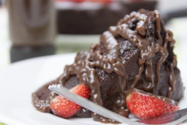 Çikolata soslu pasta dilimi içinde çikolata sos kaplı